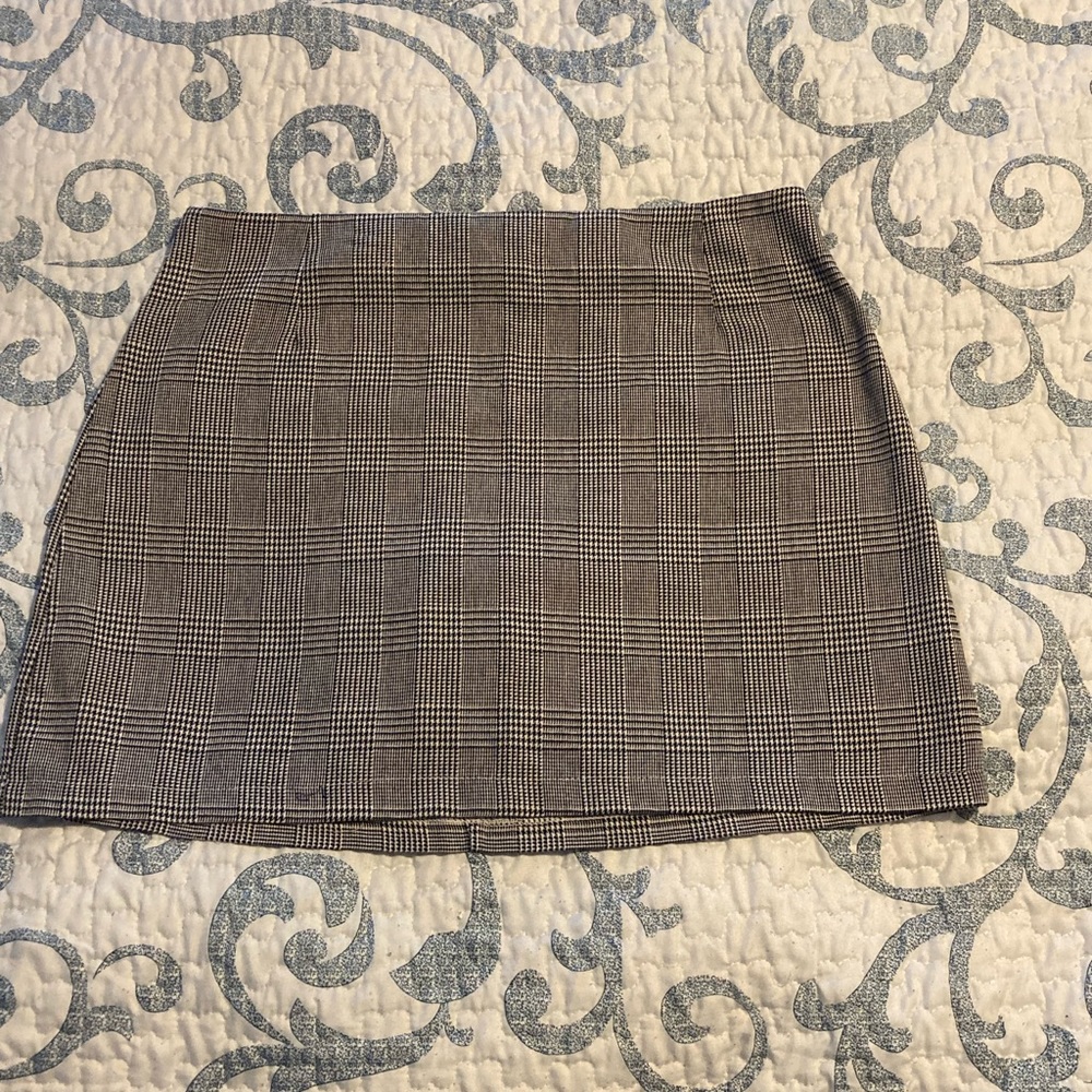 Cute plaid black and white skirt size L